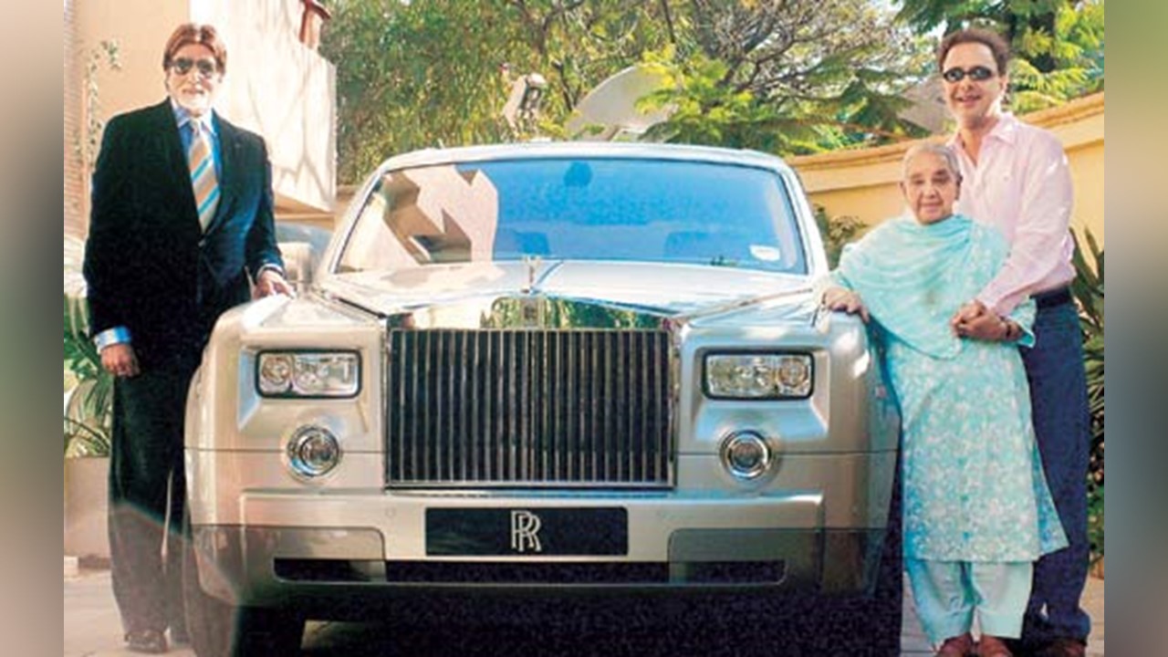 Expensive Gifts By 15 Bollywood Celebs,Saif To Taimur,Salman to Katrina,Sidharth to Alia,you won't beleive,Saif Ali Khan,Taimur,Salman,Jacqueline,Katrina kaif,Raj Kundra,shilpa shetty,Shah Rukh Khan,Sidharth Malhotra,Alia Bhatt,Abhishek,Aishwarya,Aaradhya Bachchan,Karan Johar,Aamir Khan,Kiran Rao,Ajay Devgn,Kajol,Aditya Chopra,Rani Mukherji,Maanyata,Sanjay dutt,Arpita Khan,Vidhu Vinod Chopra,amitabh bachchan,Siddharth Roy Kapur,Vidya Balan